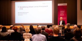 Bernhard Bertelmann stellt Jonas Komposch und seine Arbeit vor