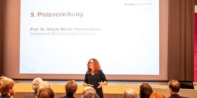 Prof. Dr. Sibylle Minder Hochreutener, Vorsitzende der Beurteilungskommission, schreitet zur Preisverleihung