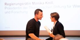 Regierungsrätin Monika Knill verleiht Jonas Komposch den Nachwuchsforschungspreis